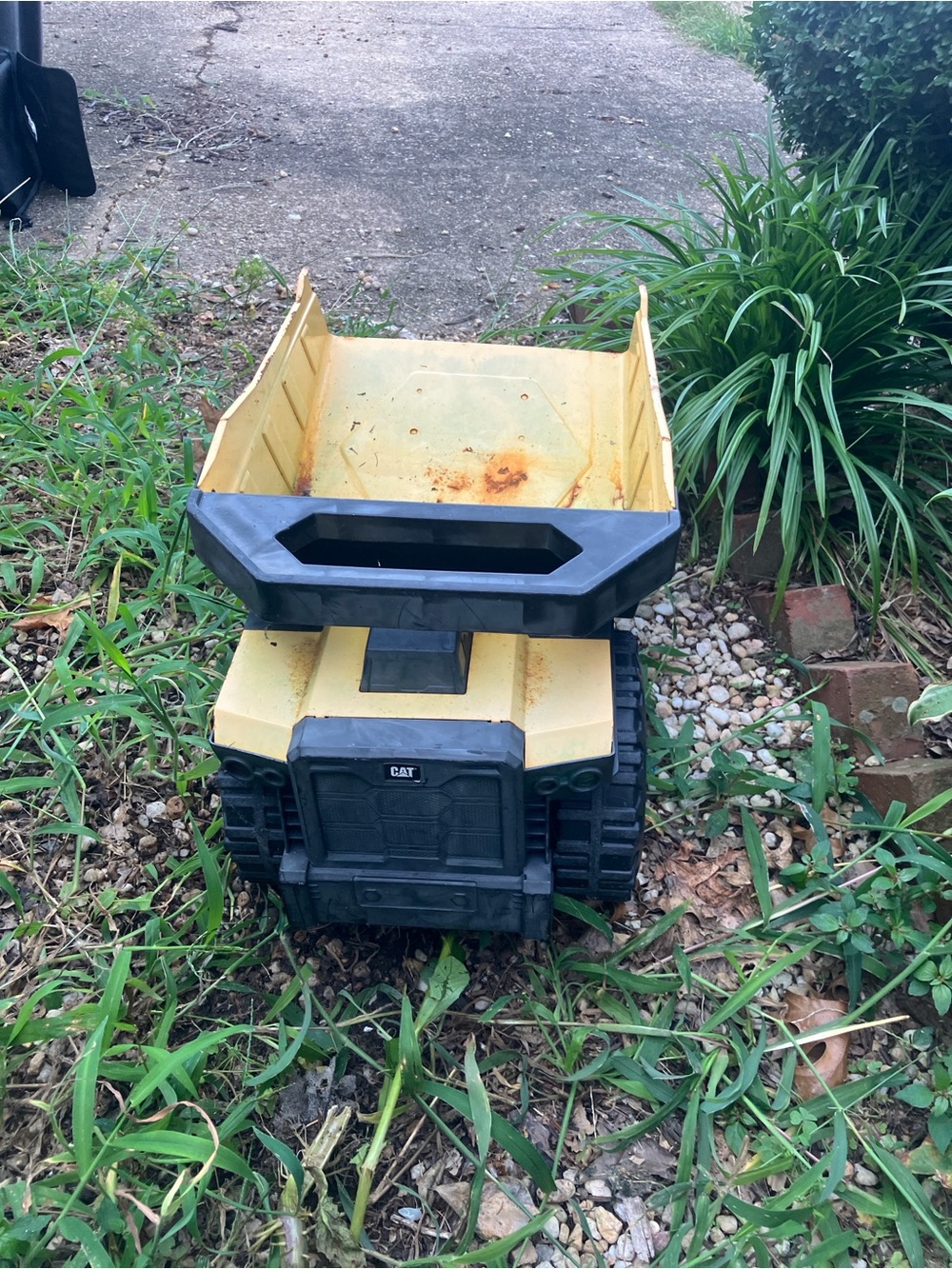 Caterpillar Yellow and Black Outdoor Dump Truck